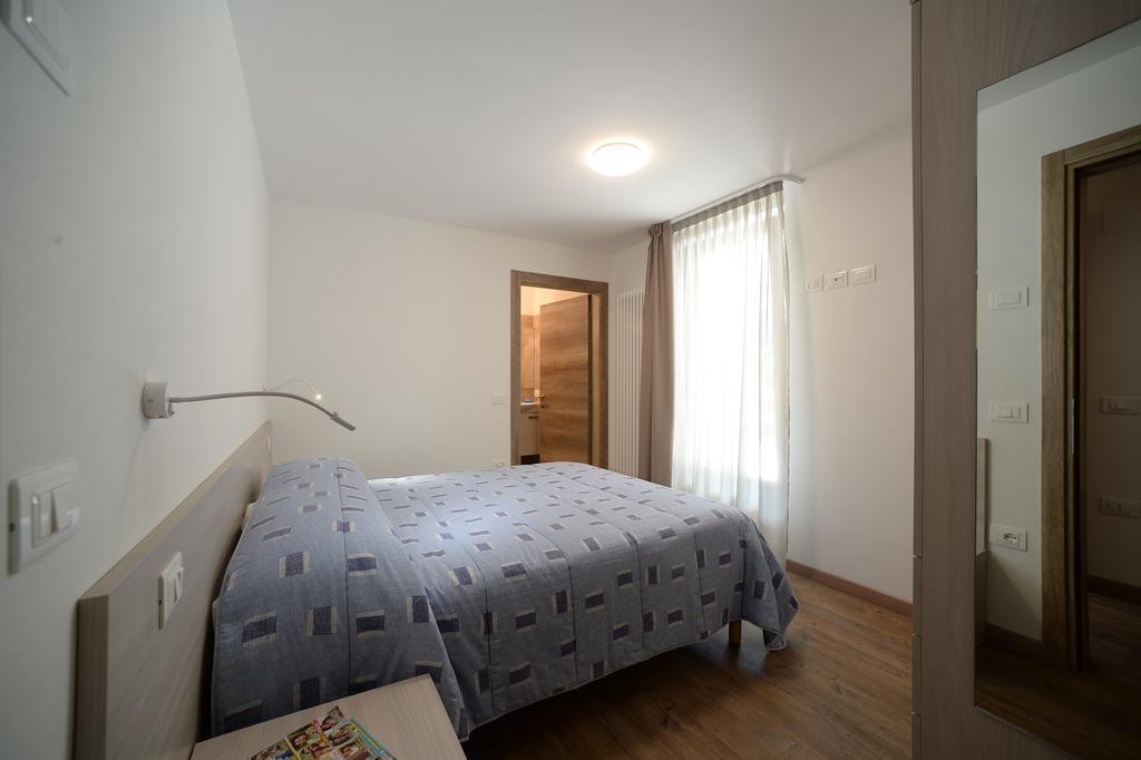 Aparthotel La Casa Al Noce Mezzana  Pokoj fotografie